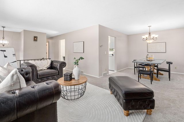 1056 Brooks Avenue W, Roseville, MN 55113