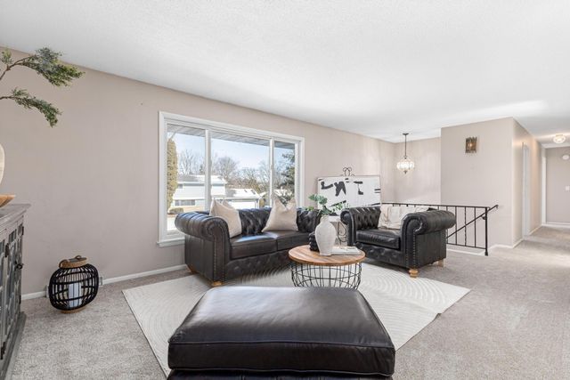 1056 Brooks Avenue W, Roseville, MN 55113