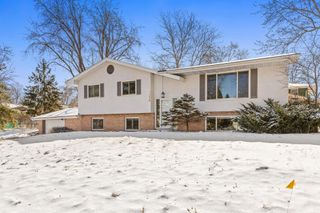 1056 Brooks Avenue W, Roseville, MN 55113