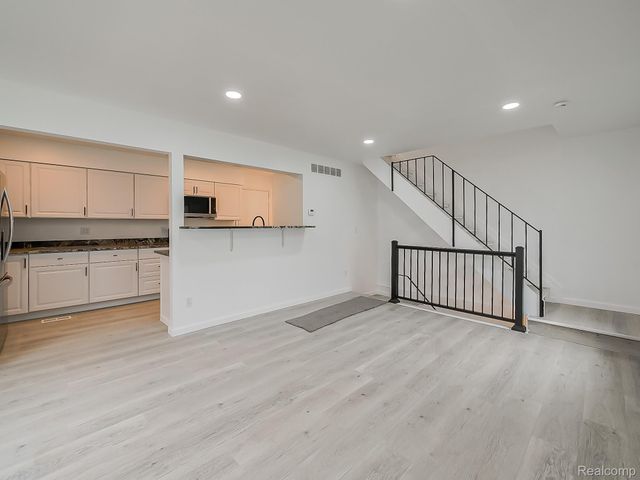 1422 Harbor Drive, Walled Lake, MI 48390