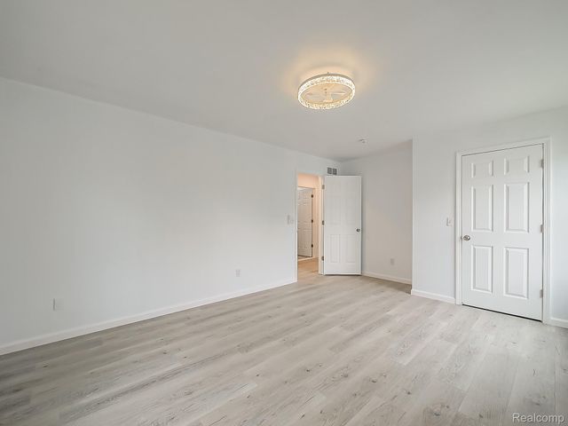 1422 Harbor Drive, Walled Lake, MI 48390