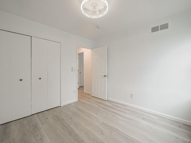 1422 Harbor Drive, Walled Lake, MI 48390