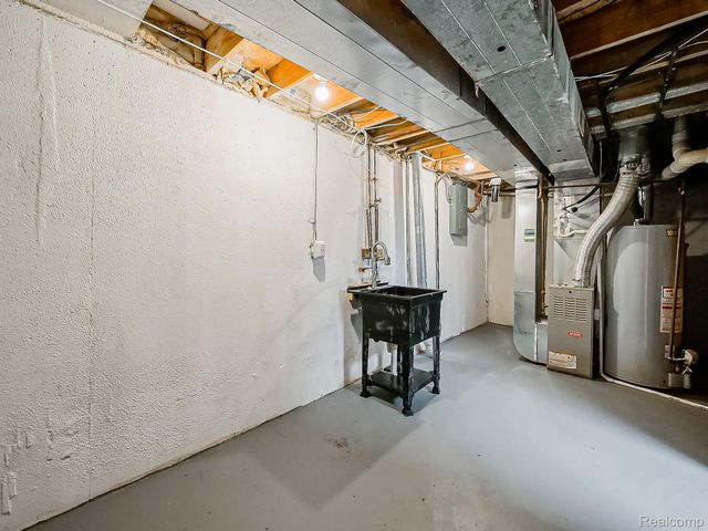 1422 Harbor Drive, Walled Lake, MI 48390