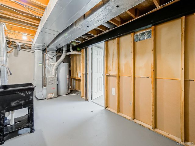 1422 Harbor Drive, Walled Lake, MI 48390