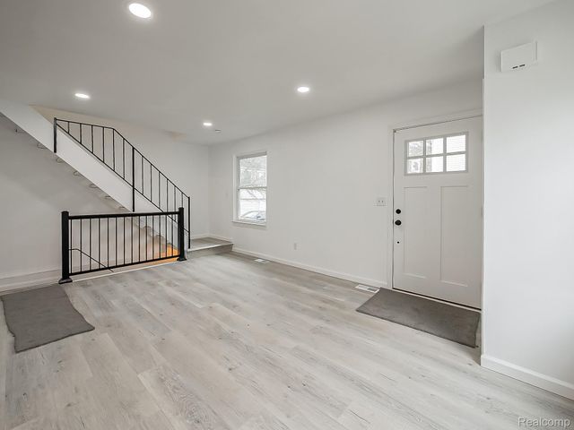 1422 Harbor Drive, Walled Lake, MI 48390