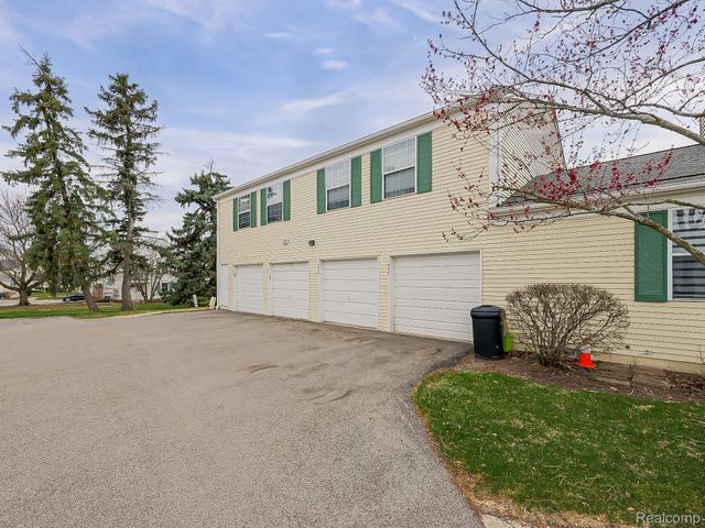 1422 Harbor Drive, Walled Lake, MI 48390