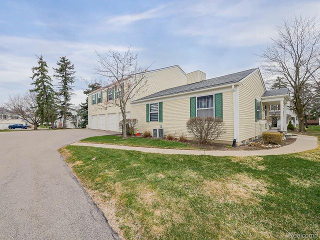 1422 Harbor Drive, Walled Lake, MI 48390