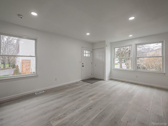 1422 Harbor Drive, Walled Lake, MI 48390