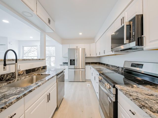 1422 Harbor Drive, Walled Lake, MI 48390