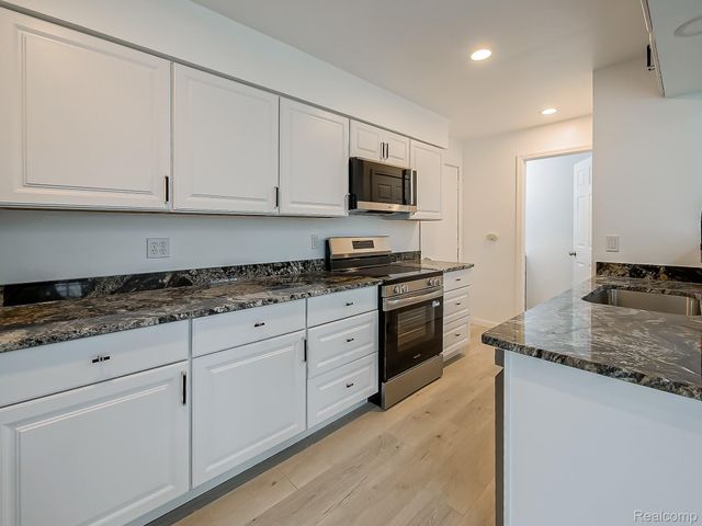 1422 Harbor Drive, Walled Lake, MI 48390