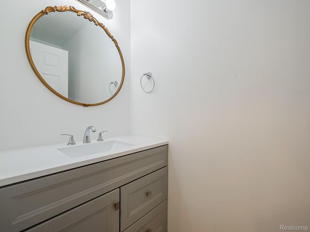 1422 Harbor Drive, Walled Lake, MI 48390