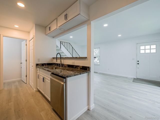 1422 Harbor Drive, Walled Lake, MI 48390