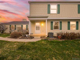 1422 Harbor Drive, Walled Lake, MI 48390