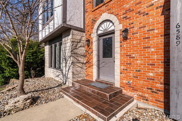 6589 Oak Hill Manor, Glen Carbon, IL 62034