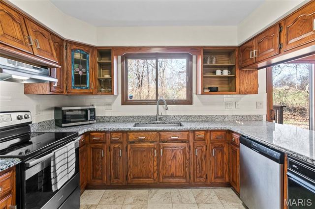 6589 Oak Hill Manor, Glen Carbon, IL 62034