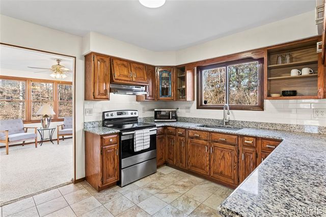 6589 Oak Hill Manor, Glen Carbon, IL 62034