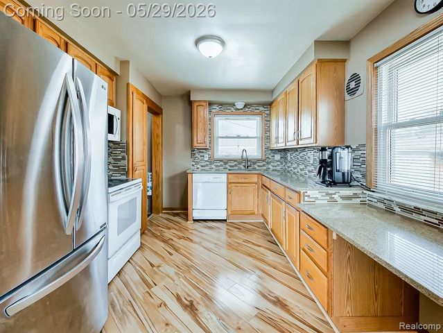 8634 Allen Road, Allen Park, MI 48101