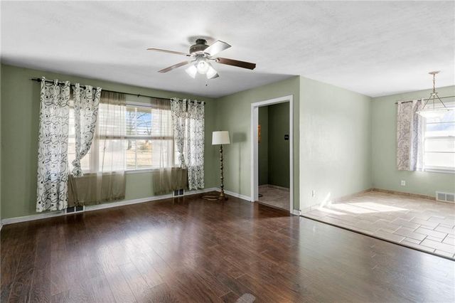 401 N RANDOLPH Street, Pleasant Hill, MO 64080