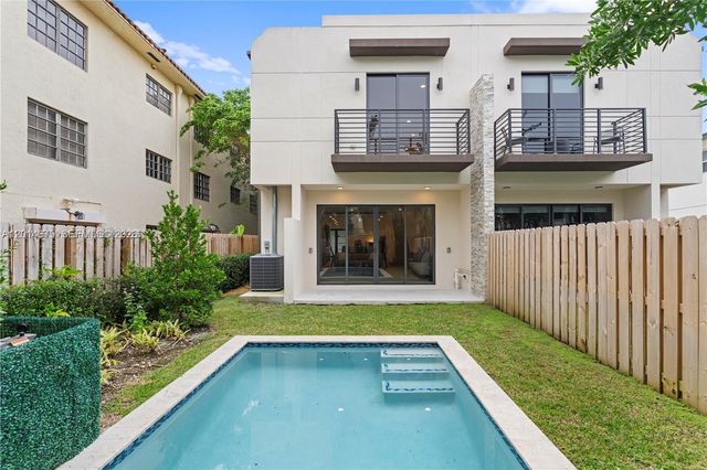909 NE 16th Avenue, Fort Lauderdale, FL 33304