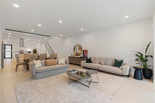 909 NE 16th Avenue, Fort Lauderdale, FL 33304