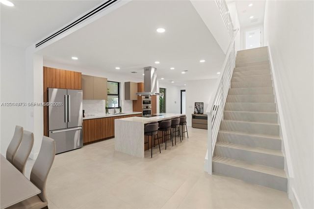 909 NE 16th Avenue, Fort Lauderdale, FL 33304