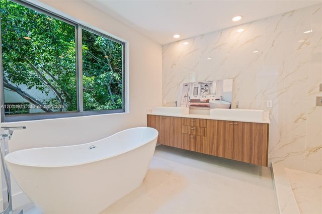 909 NE 16th Avenue, Fort Lauderdale, FL 33304