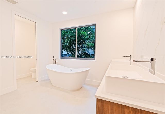 909 NE 16th Avenue, Fort Lauderdale, FL 33304