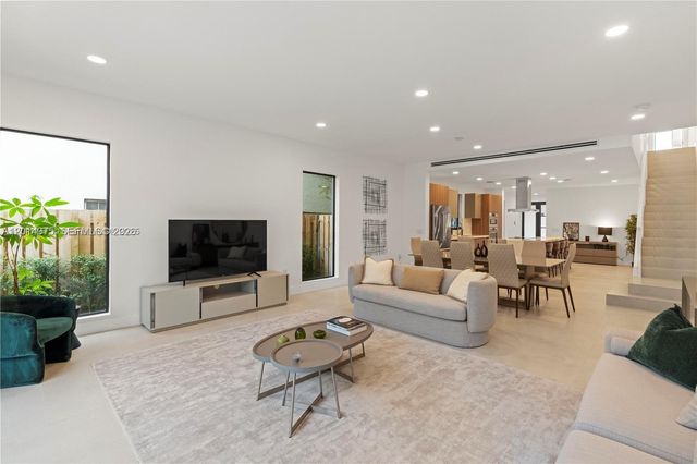 909 NE 16th Avenue, Fort Lauderdale, FL 33304