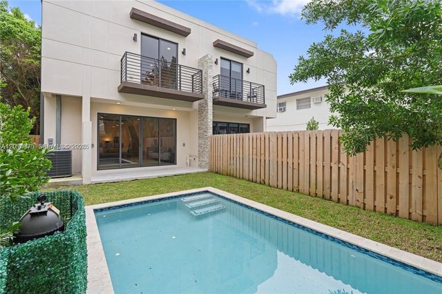 909 NE 16th Avenue, Fort Lauderdale, FL 33304