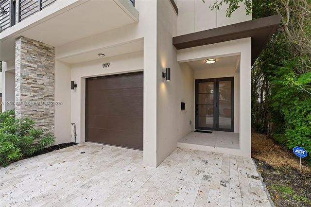 909 NE 16th Avenue, Fort Lauderdale, FL 33304