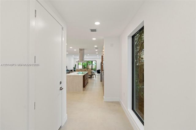 909 NE 16th Avenue, Fort Lauderdale, FL 33304