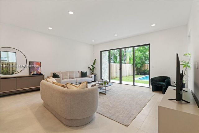 909 NE 16th Avenue, Fort Lauderdale, FL 33304