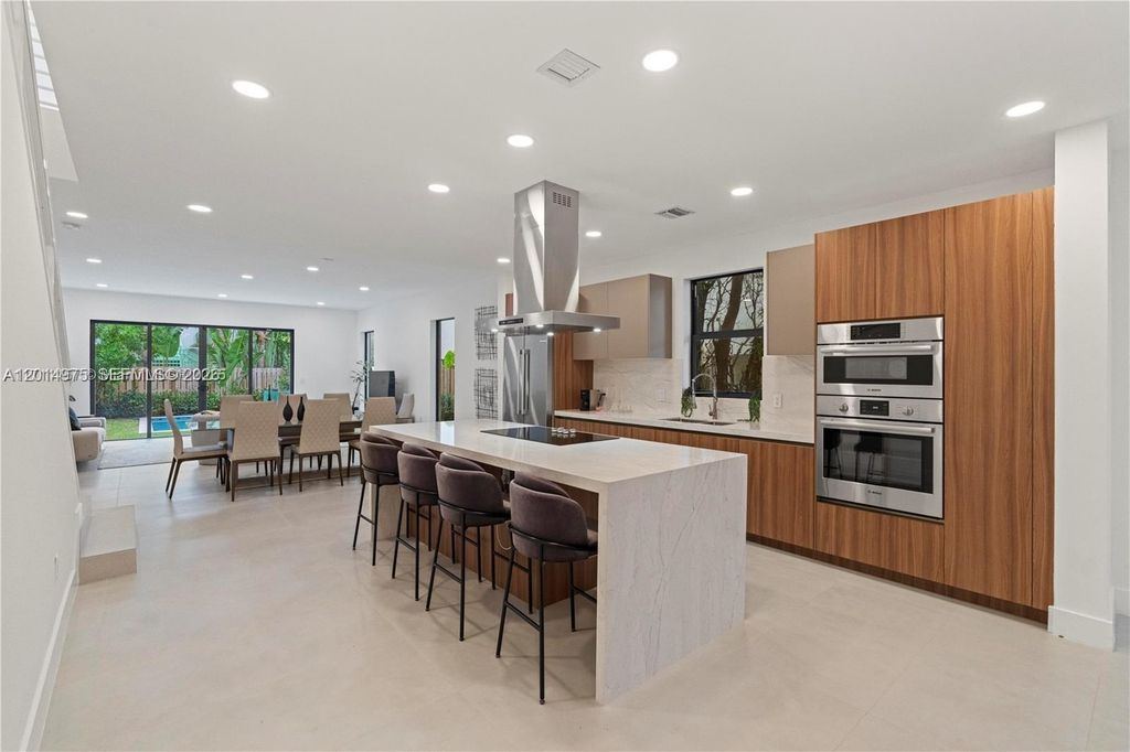 909 NE 16th Avenue, Fort Lauderdale, FL 33304