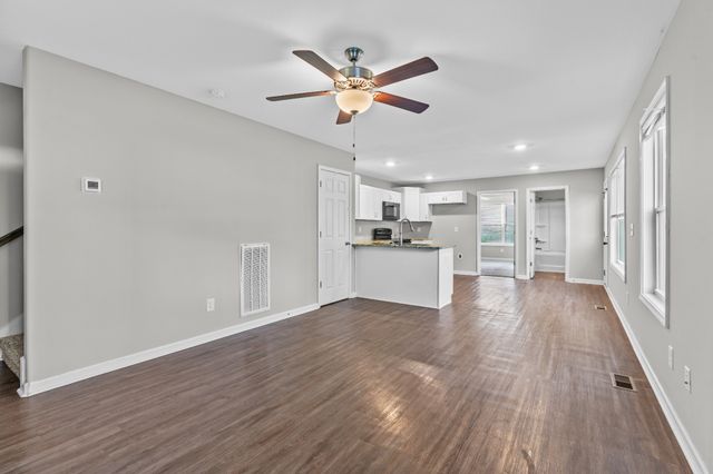 919 Woody Hills Dr, Clarksville, TN 37040