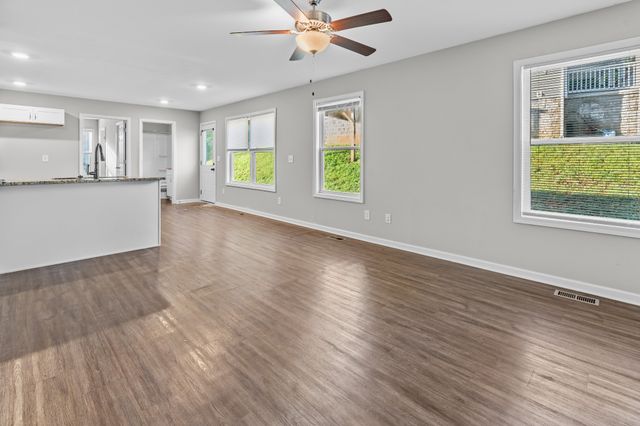 919 Woody Hills Dr, Clarksville, TN 37040