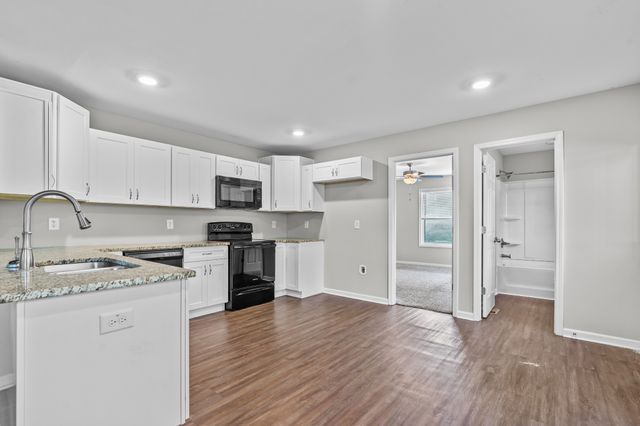 919 Woody Hills Dr, Clarksville, TN 37040