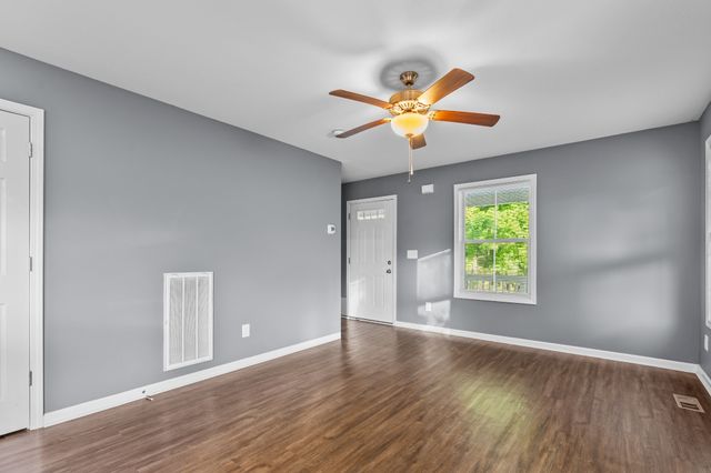 919 Woody Hills Dr, Clarksville, TN 37040