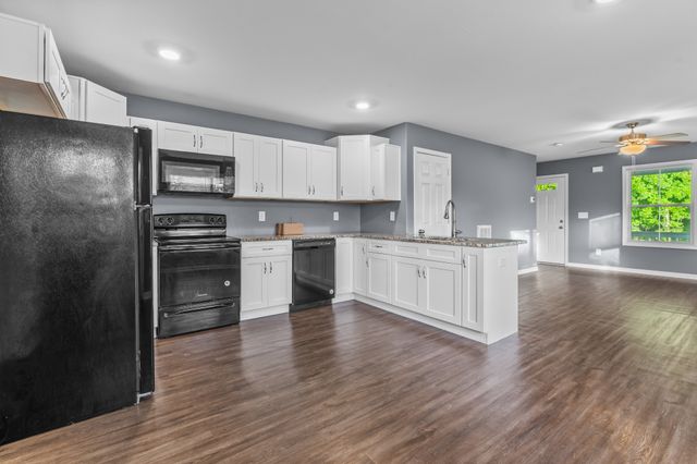 919 Woody Hills Dr, Clarksville, TN 37040