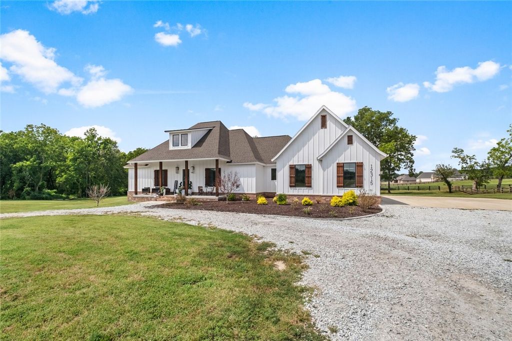 12315 Fairmount Road, Gentry, AR 72734