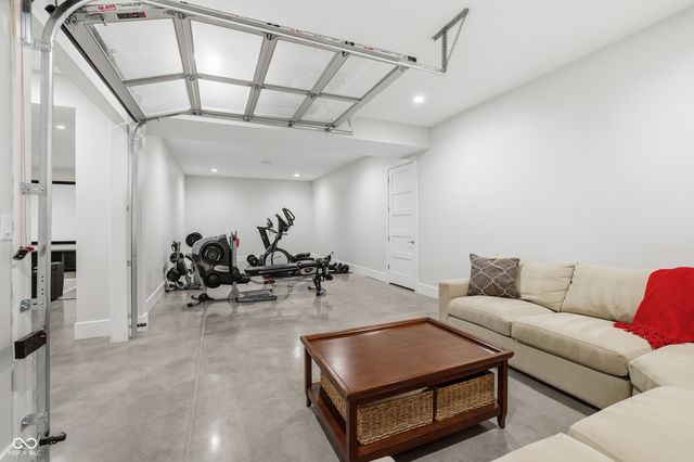 8460 Hunt Club Road, Zionsville, IN 46077