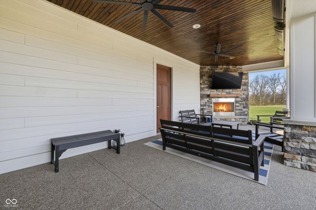 8460 Hunt Club Road, Zionsville, IN 46077