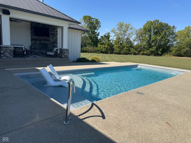 8460 Hunt Club Road, Zionsville, IN 46077