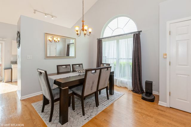 724 Wildflower Circle, Naperville, IL 60540