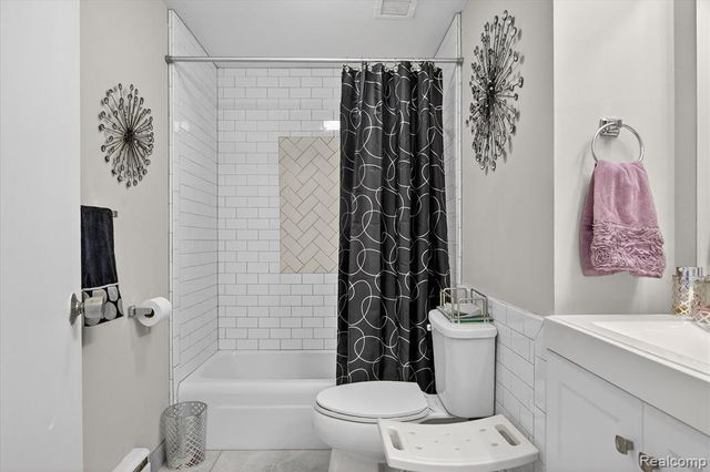 8200 E Jefferson Avenue 209, Detroit, MI 48214