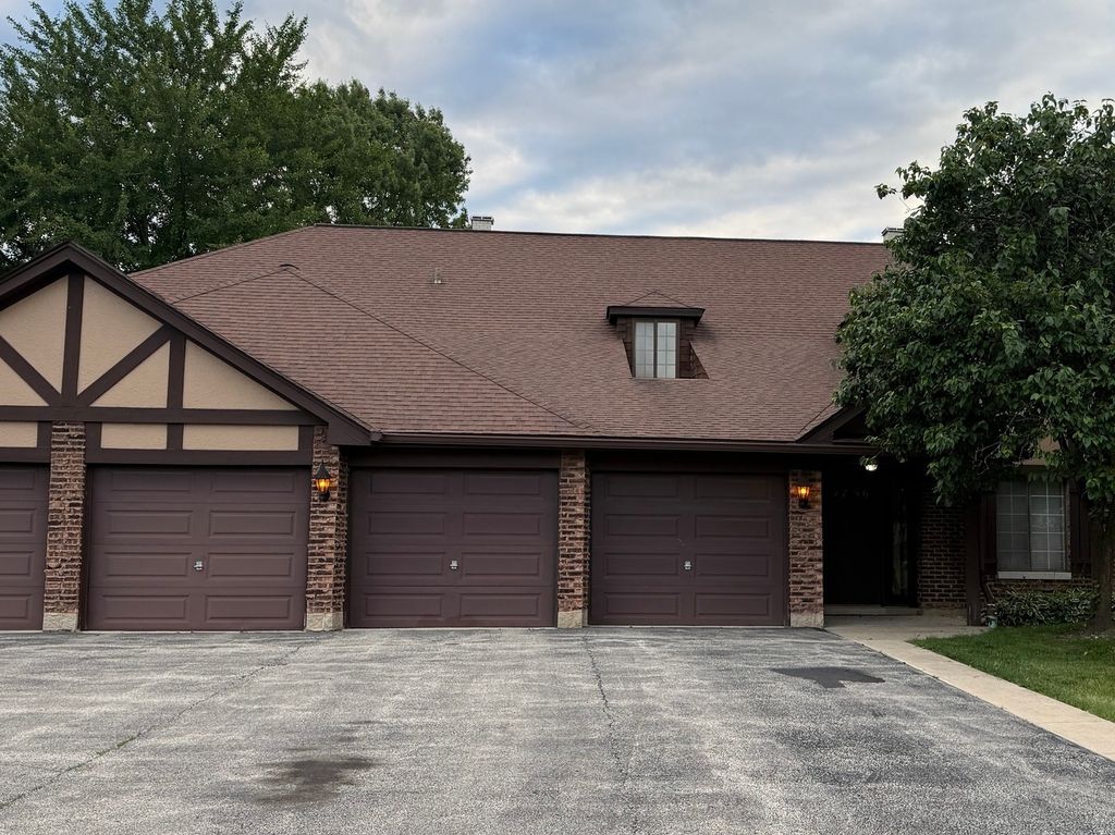 1756 Plymouth Court B, Wheaton, IL 60189