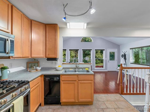 514 E Dallas Court, St Louis, MO 63125