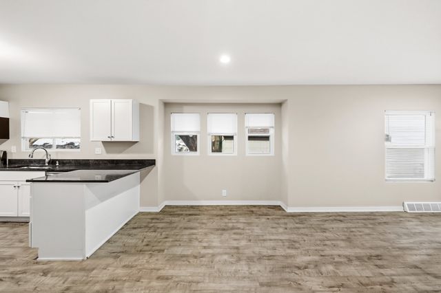 1728 Northwest Drive, Des Moines, IA 50310