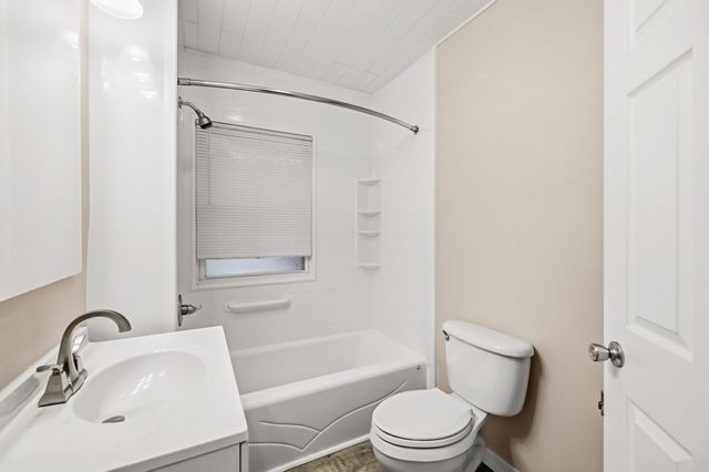 1728 Northwest Drive, Des Moines, IA 50310