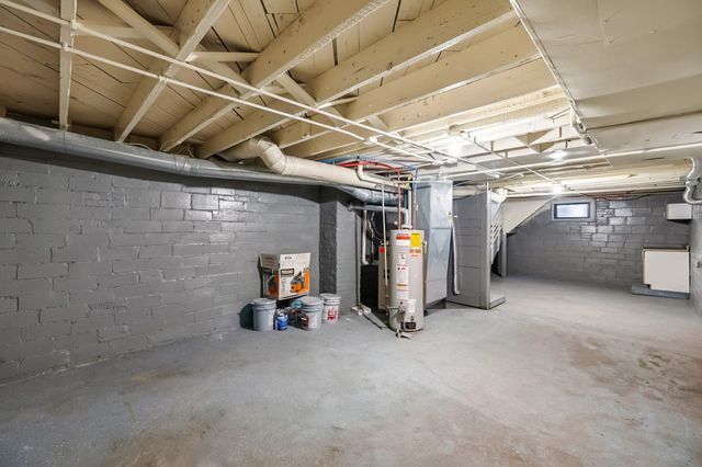 1728 Northwest Drive, Des Moines, IA 50310