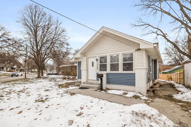 1728 Northwest Drive, Des Moines, IA 50310